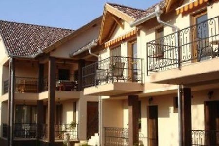 Mediterran Apartman Es Vendeghaz Hajdúszoboszló 外观 照片