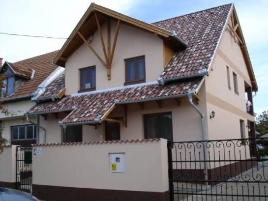 Mediterran Apartman Es Vendeghaz Hajdúszoboszló 外观 照片