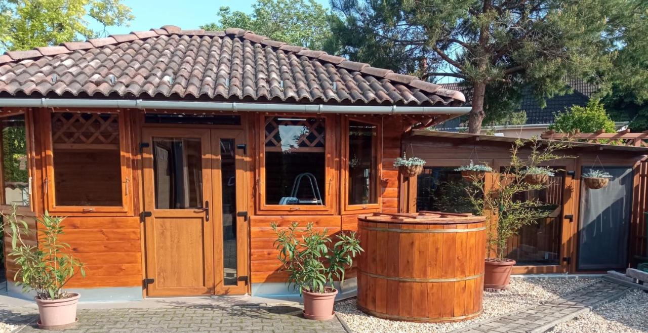 Mediterran Apartman Es Vendeghaz Hajdúszoboszló 外观 照片